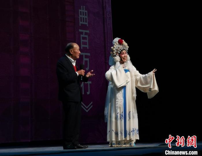 黎子流与倪惠英再度同台合唱粤曲《高歌一曲百万行》 程景伟 摄