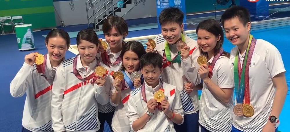 有爱!广东队拍全家福全红婵被师姐rua脸,何教练提醒后排小队员露脸