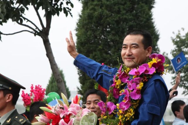 翟志刚：第一位太空漫步的中国航天员！_腾讯新闻