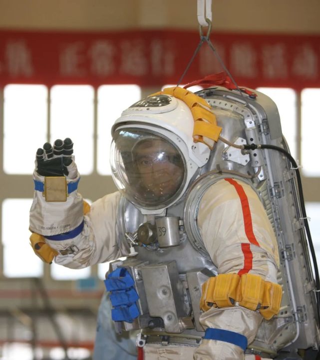 翟志刚：第一位太空漫步的中国航天员！_腾讯新闻