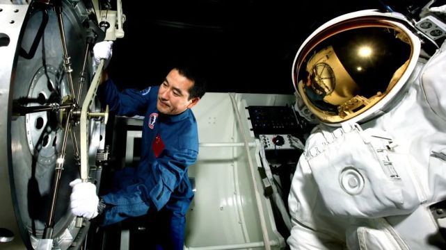 翟志刚：第一位太空漫步的中国航天员！_腾讯新闻