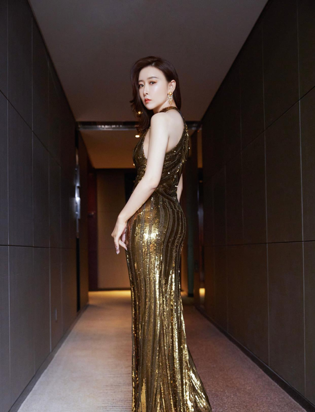 毛俊杰美出了新境界!黑色网纱连衣裙成熟高贵,身材曼妙惹人羡