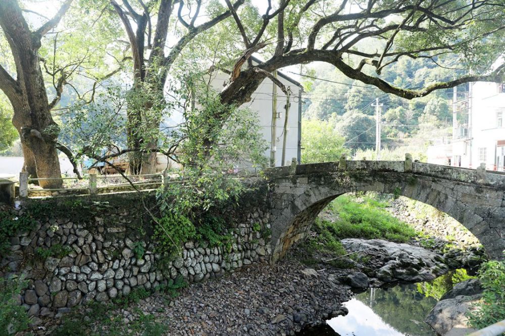 宁波市奉化区斑竹村人文古迹张冠李戴希望拆除错误的宣传牌