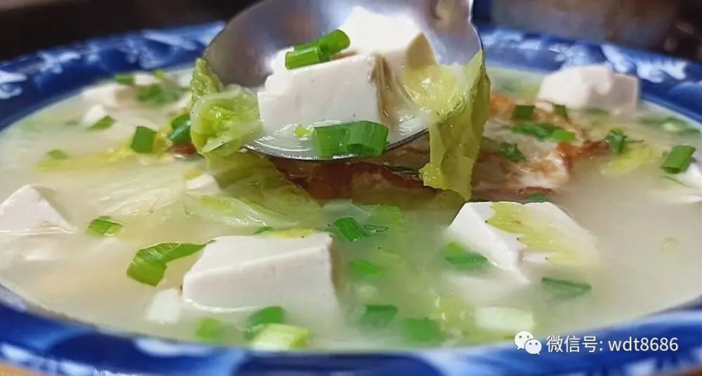 白菜豆腐汤的家常做法,汤汁鲜美,简单开胃又营养,老少皆宜