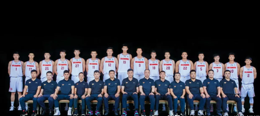 广东队最新写真出炉易建联满面笑容赵睿和胡明轩像小情侣