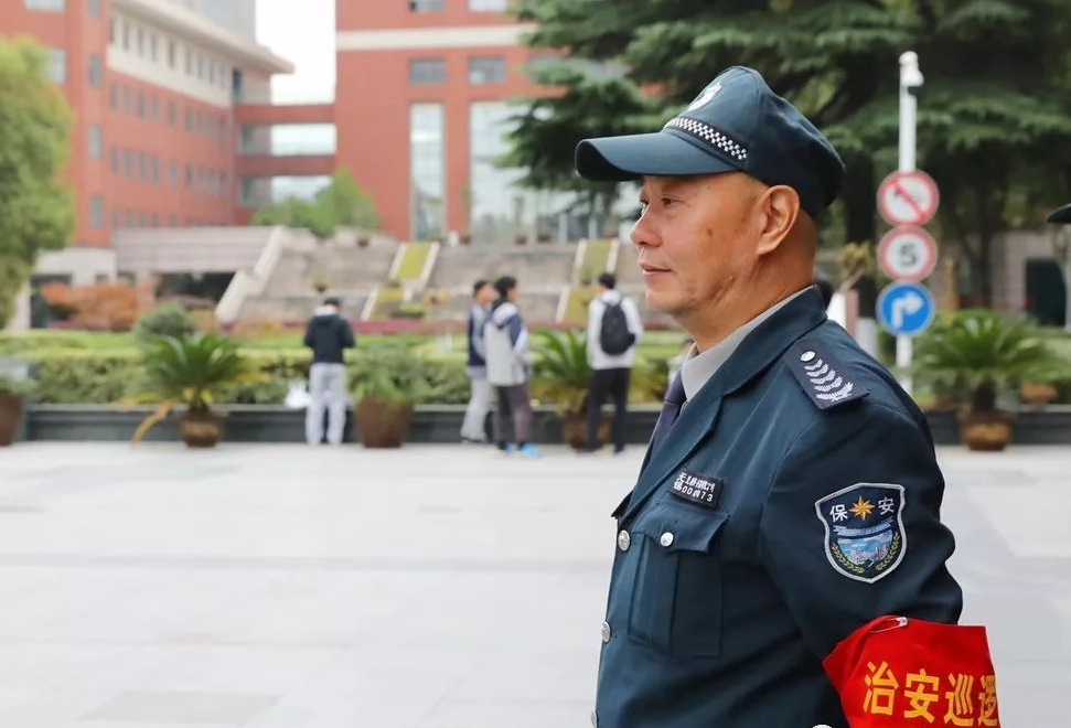 保安大叔有点修为,居然给我上鸡汤课,教我人到中年怎么潇洒过下半生.