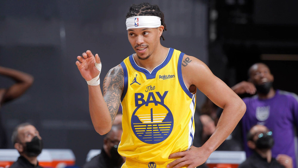 最后需要谈及的是,勇士官方在推特上晒出达米恩-李在球场上苦练三分的