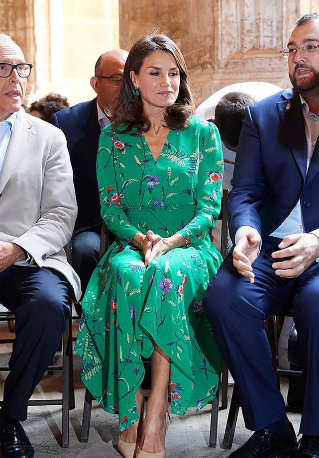 西班牙王后年近50衣品不降反升穿黑色复古连衣裙尽显时尚魅力