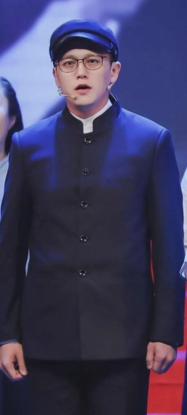 不过翁斐然志不在娱乐圈,出演"嬴政",也只是他趁暑假出来打了个
