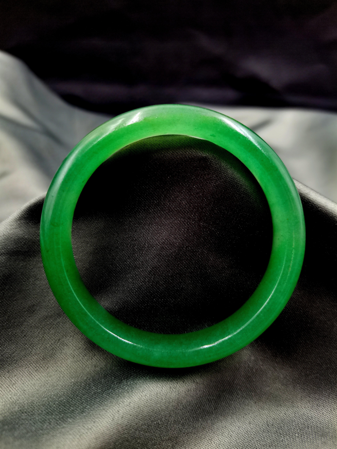 独龙玉典故相传在很久以前,独龙玉族的公主要远嫁西