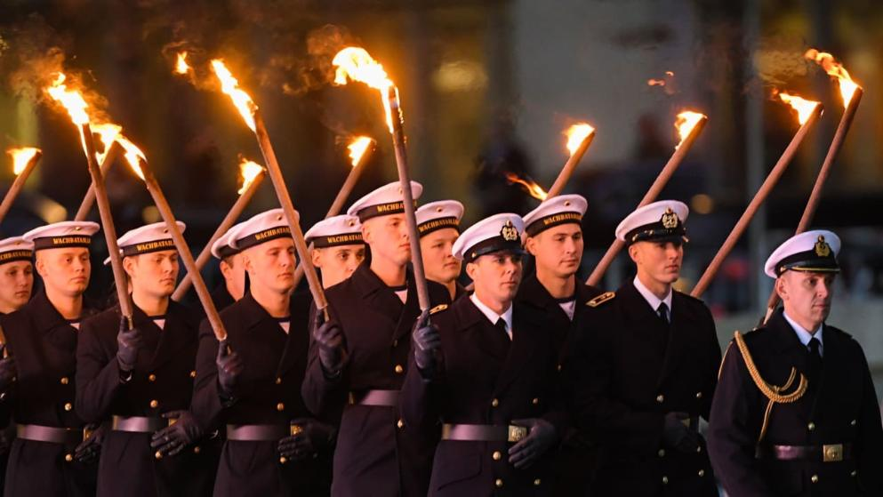 德国联邦国防军在国会大厦前举行军乐节场面壮观一些人联想到了纳粹