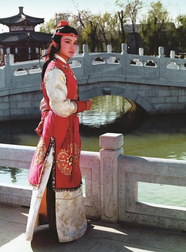 贾宝玉的扮演者欧阳奋强23岁爆红后隐退现在怎么样了