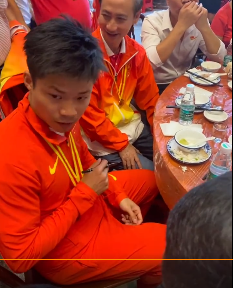 苏炳添回乡祭祖镇长设宴款待,苏神刚扒两口饭领导递上签名本