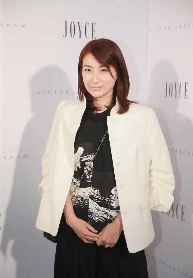 郭晶晶越简单越高级,穿黑色连衣裙配白西装,豪门阔太里罕见