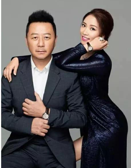 但是贴身轻薄的材质,将身材曲线展露无遗,而搂着郭涛的动作,巧妙地