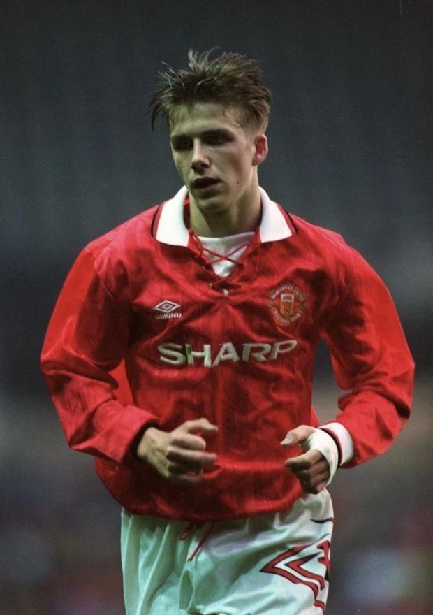 太帅了贝克汉姆20岁的照片粉丝欣喜若狂三个儿子都不会踢球