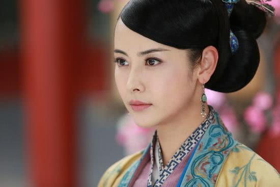 任我行派了四个长老去对付岳不群,其中,宁中则因为女儿岳灵珊失踪,长