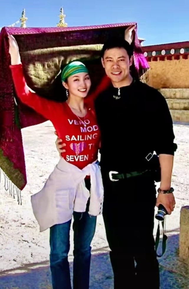 80后的李汶桐当年也只有20岁左右,她穿着简单的t恤和牛仔裤,身材苗条