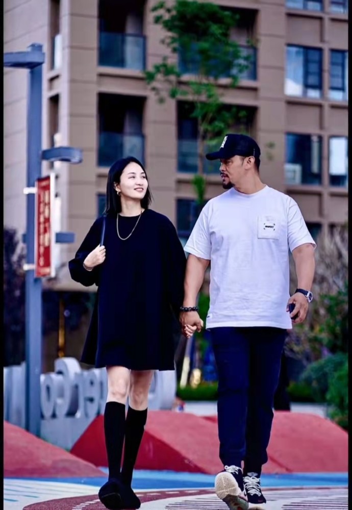 从形象上来看,晋松与之前相比可以说是判若两人,但他对妻子的爱却丝毫