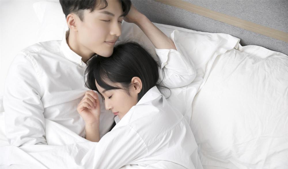 约会时除了搂搂抱抱更让男人动心的三个小动作
