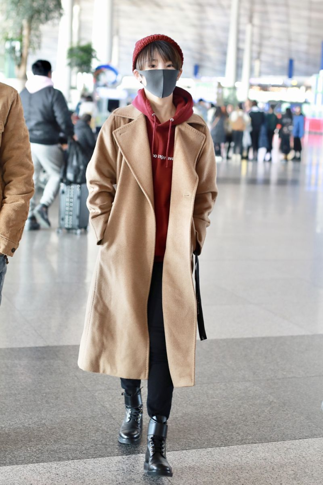 吴京"小娇妻"谢楠身材真好,穿条纹裙小露香肩,优雅温柔有气场_腾讯