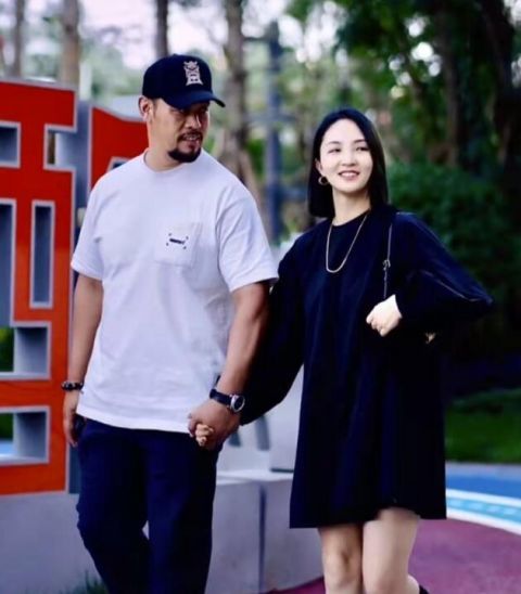 鲁智深晋松分享旧照庆祝恋爱16年深情表白妻子永远爱你