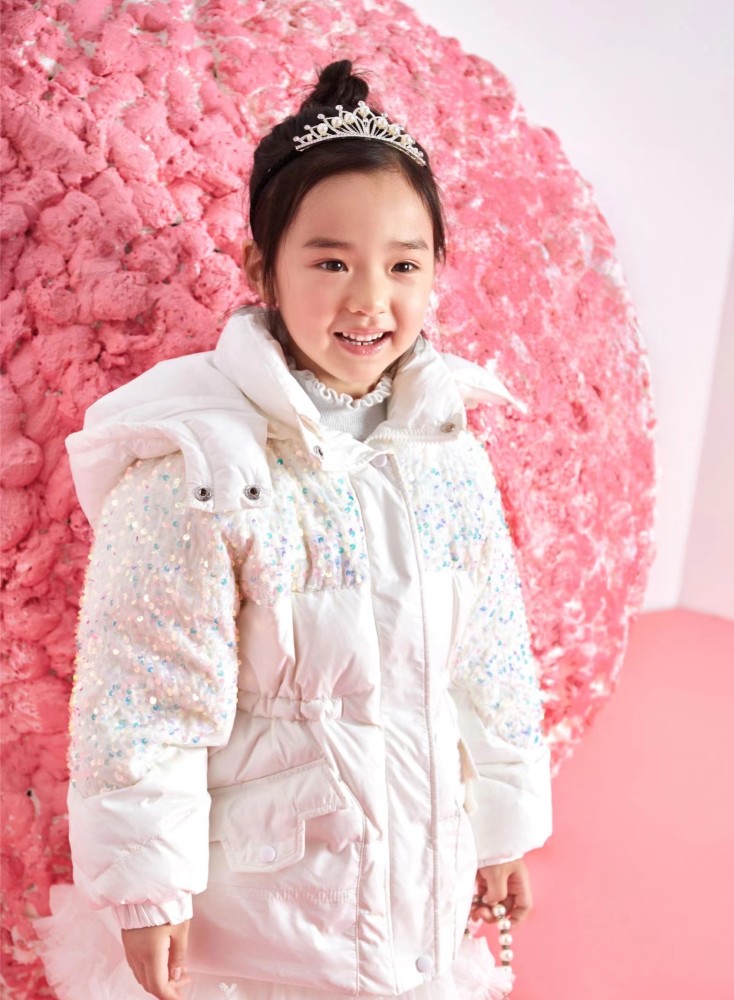 董璇女儿冬装美照曝光5岁小酒窝戴皇冠笑容甜美越来越有范儿