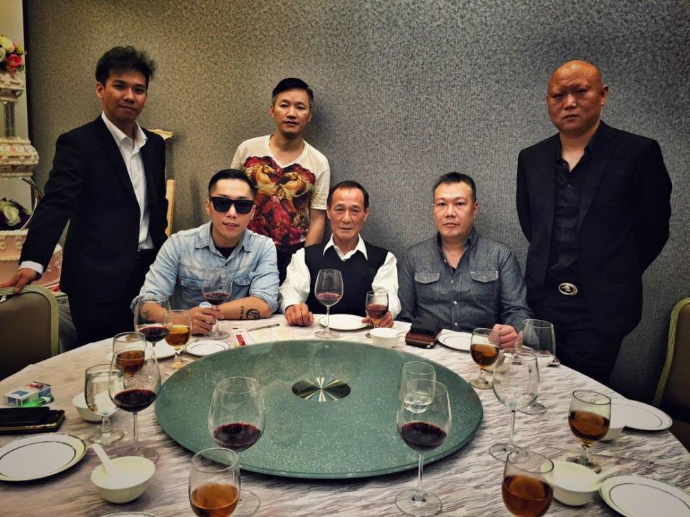 臧天朔用10瓶皇家礼炮在天上人间宴请陈惠敏陈惠敏喝了一口就急眼了你