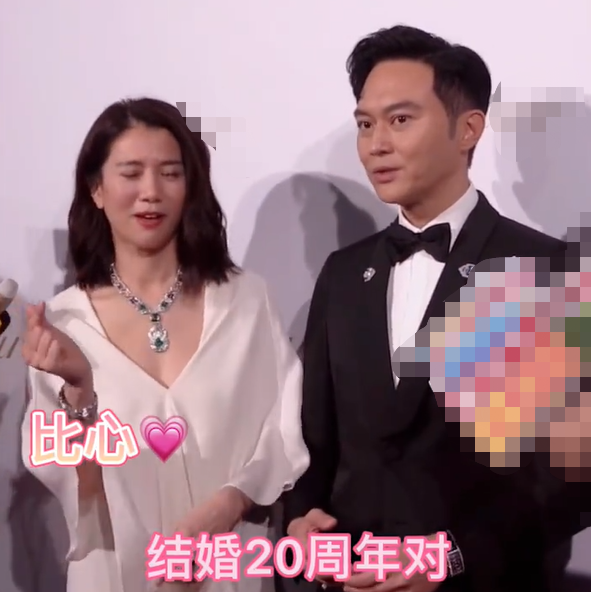 张智霖携妻子出席活动 一句话逗笑周围人 二人挽手搂腰亲密无间 全网搜