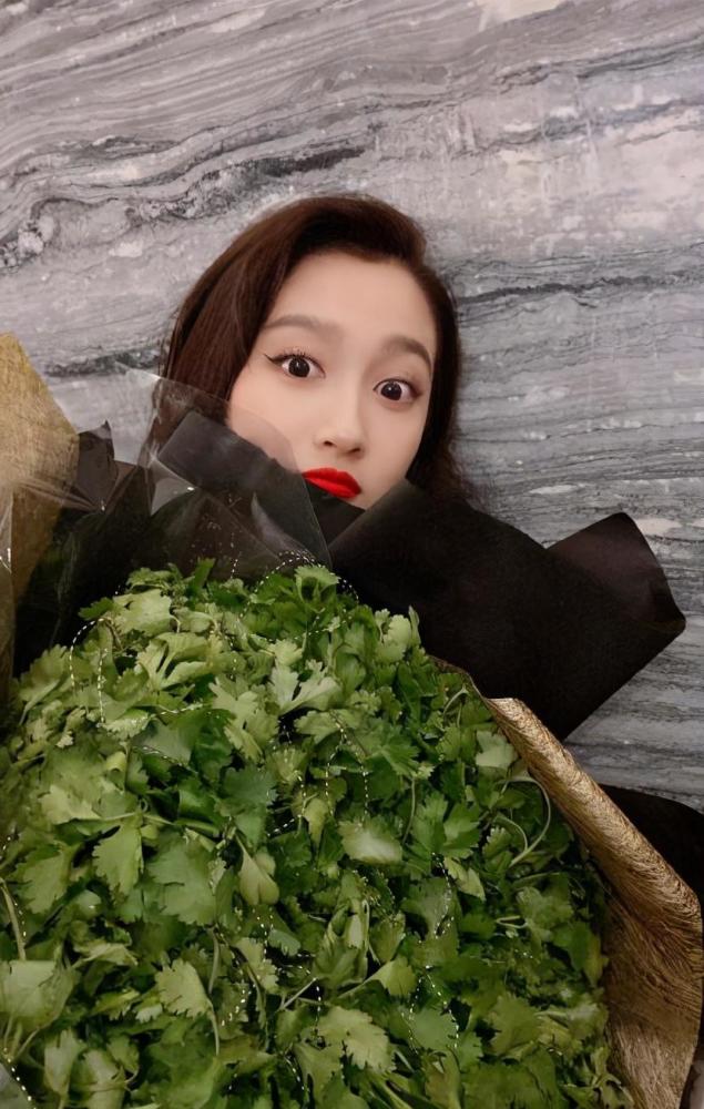 关晓彤收到粉丝送的香菜花,比收到鲜花还开心,粉丝太有才