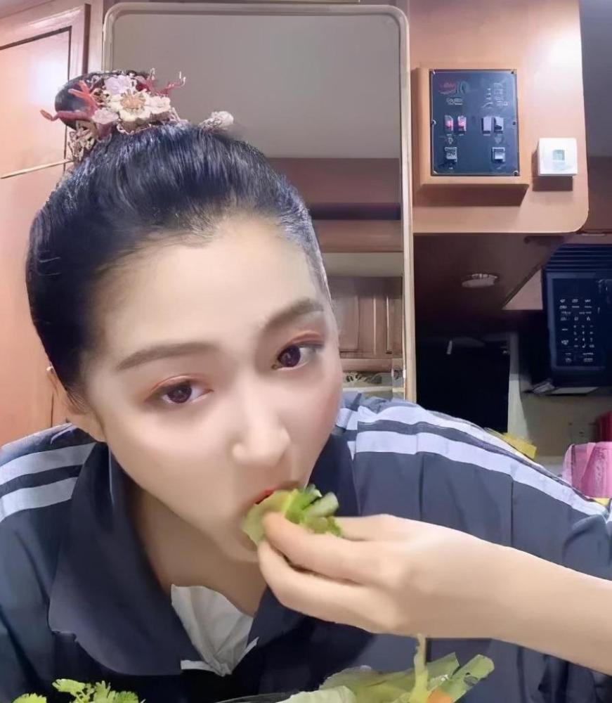 关晓彤收到粉丝送的香菜花,比收到鲜花还开心,粉丝太有才