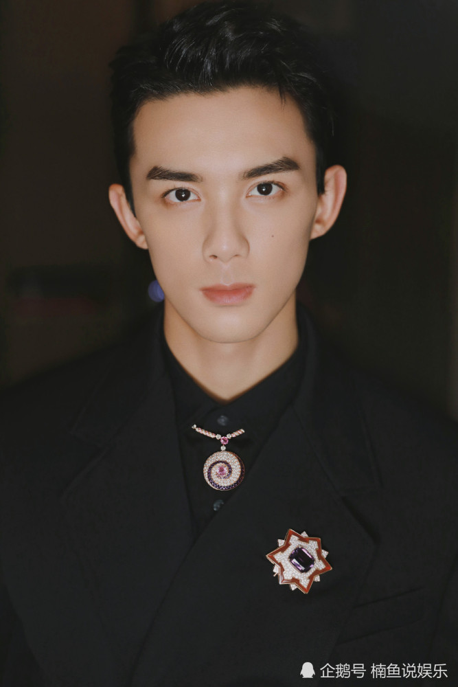 又一位霸道总裁来袭!吴磊身穿西装帅气十足,21岁气质似贵公子