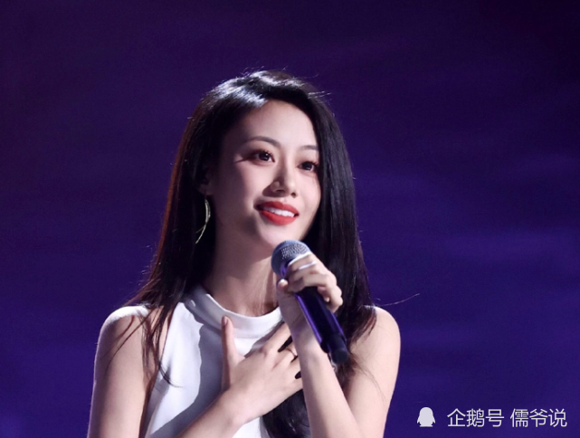 《中国好声音》收官,一直坚持唱粤语歌的伍珂玥夺冠,她在该节目创了
