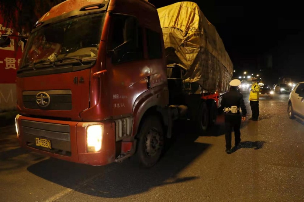 货车超载100%,危险上路从严处罚