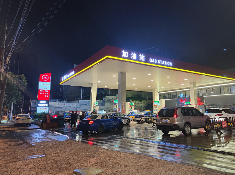 贵阳一加油站每次只给加十升的哥质疑是不是有其他目的