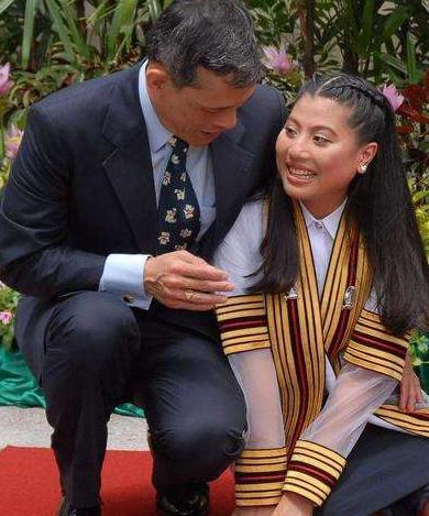 西拉米面容姣好爱秀锁骨身材如此好难怪68岁泰王笑容沉醉