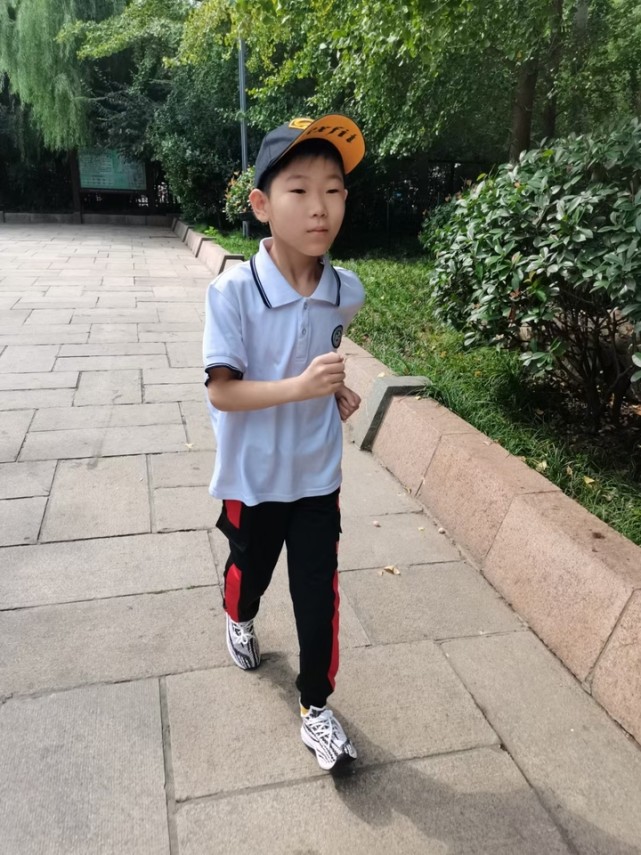为救弟弟,9岁男孩每天跑十几公里,"妈妈别哭,我一点也不疼"