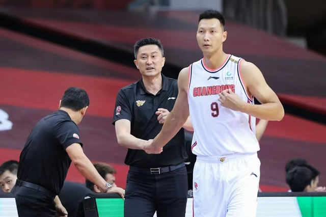 易建联 427天没打CBA，复出后5分钟爆砍14分！这就是统治力啊！