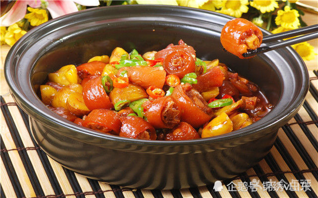 板栗烧猪尾12 ,将焖煮熟的鸡翅盛放在盘中,浇上锅中的汤汁即可.