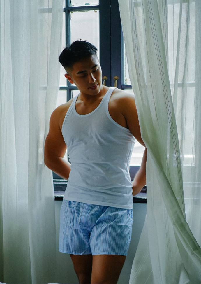 24岁肌肉小哥健身日常,撸铁是生活常态,一周要去五次健身房!_腾讯新闻