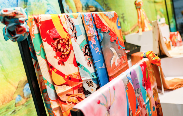 周末逛展去哪里首选杭氧老厂房上演的这场年度丝绸大秀