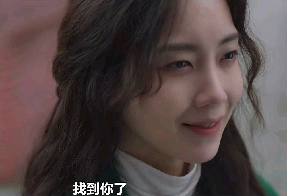 郑熙珠在看到窗外的美术老师吓得一哆嗦杯子都摔碎了,之后打开门女