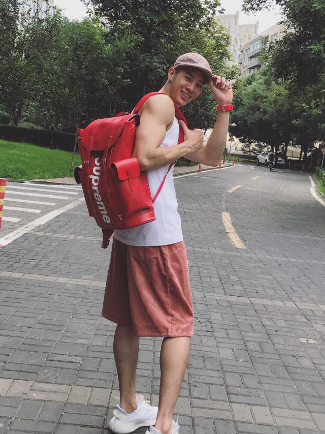 深入人心的,如2018年主演的电视剧《暖暖的幸福》,在剧里他饰演丁一丁