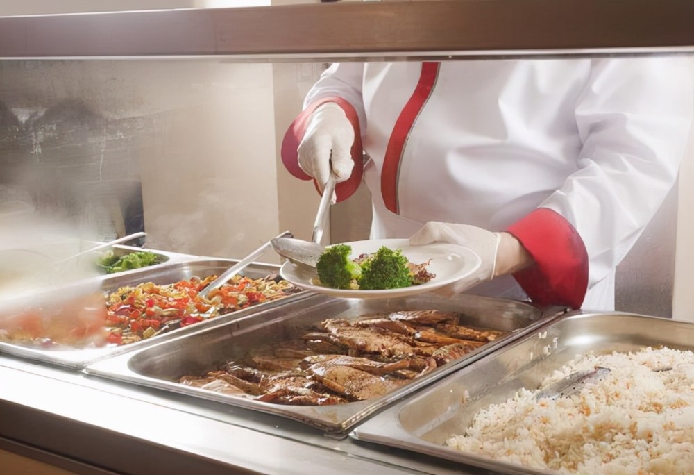 大学生打饭专用"虚弱妆",引发效仿潮流,食堂阿姨不忍心再手抖