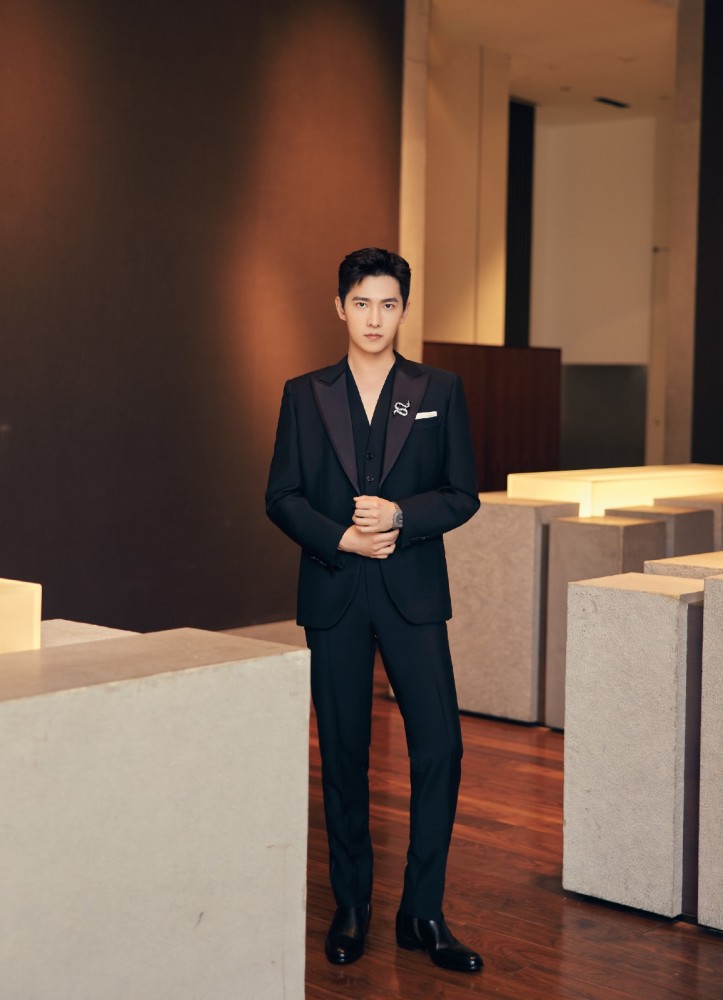 杨洋晒出新造型,西服搭配深v马甲,秀出荷尔蒙的味道,真时尚_腾讯新闻