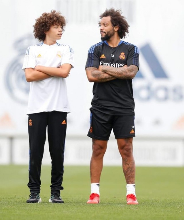 两个蓬蓬头马塞洛晒与儿子合照今天一次特别的训练