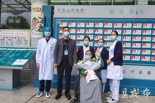 暖心30张照片定格抗震救灾感人瞬间