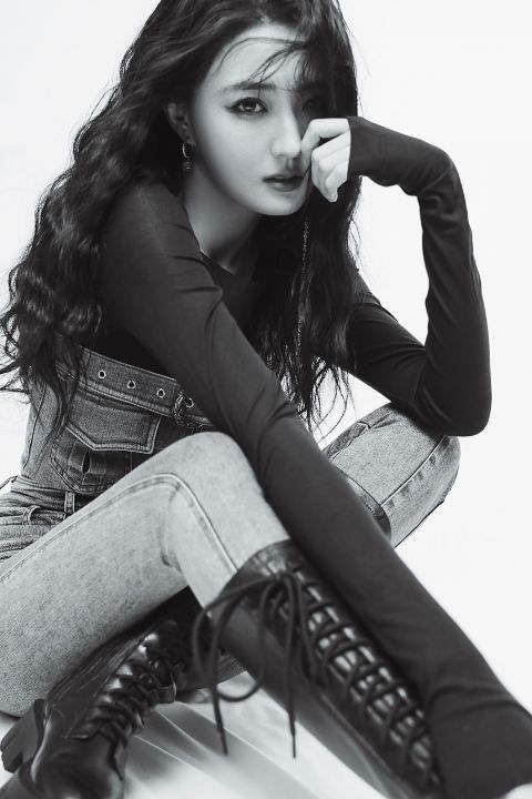 徐璐黑白酷帅大片释出造型尽显飒爽干练