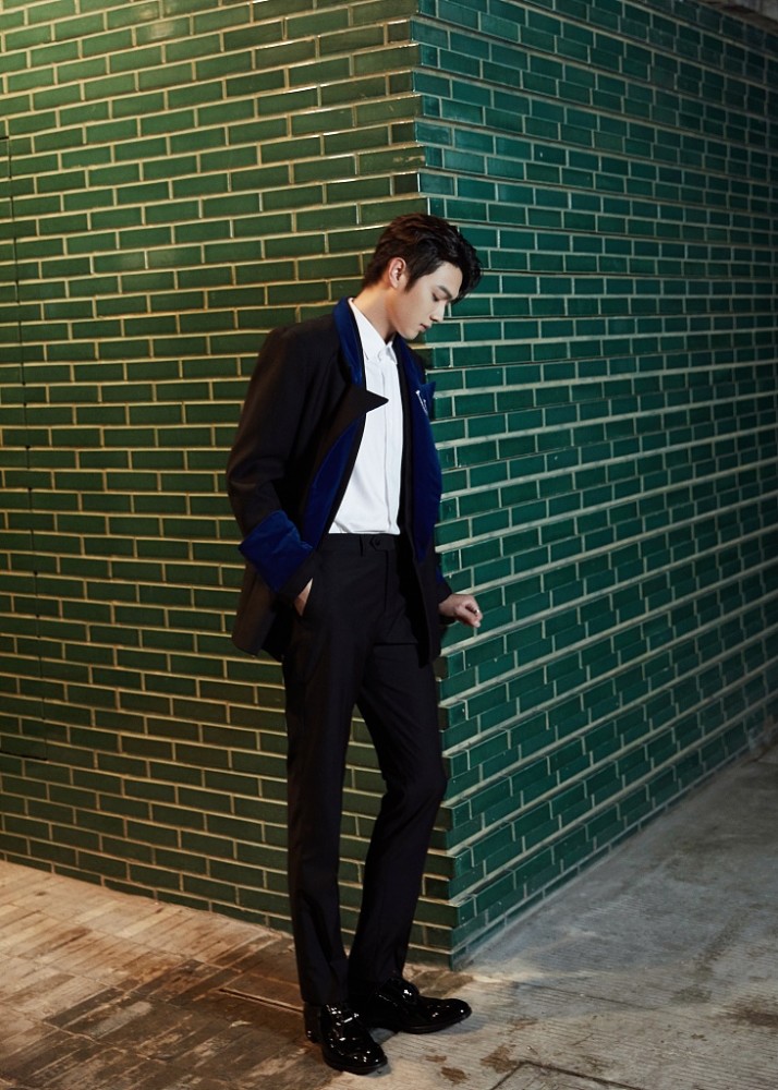 许凯白衬衫外搭天鹅绒蓝黑西服优雅绅士