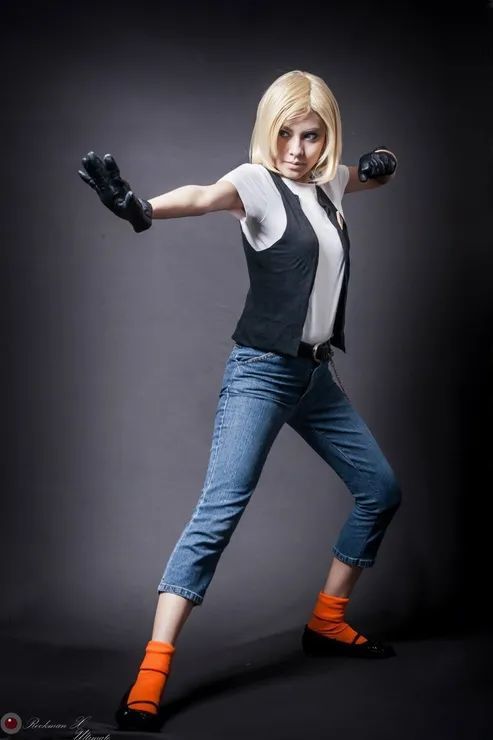 cosplay龙珠z人造人18号saya墨西哥小姐姐帅气